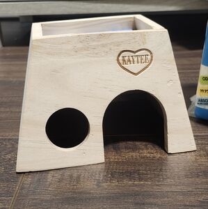 Brand-new kaytee wood hideout